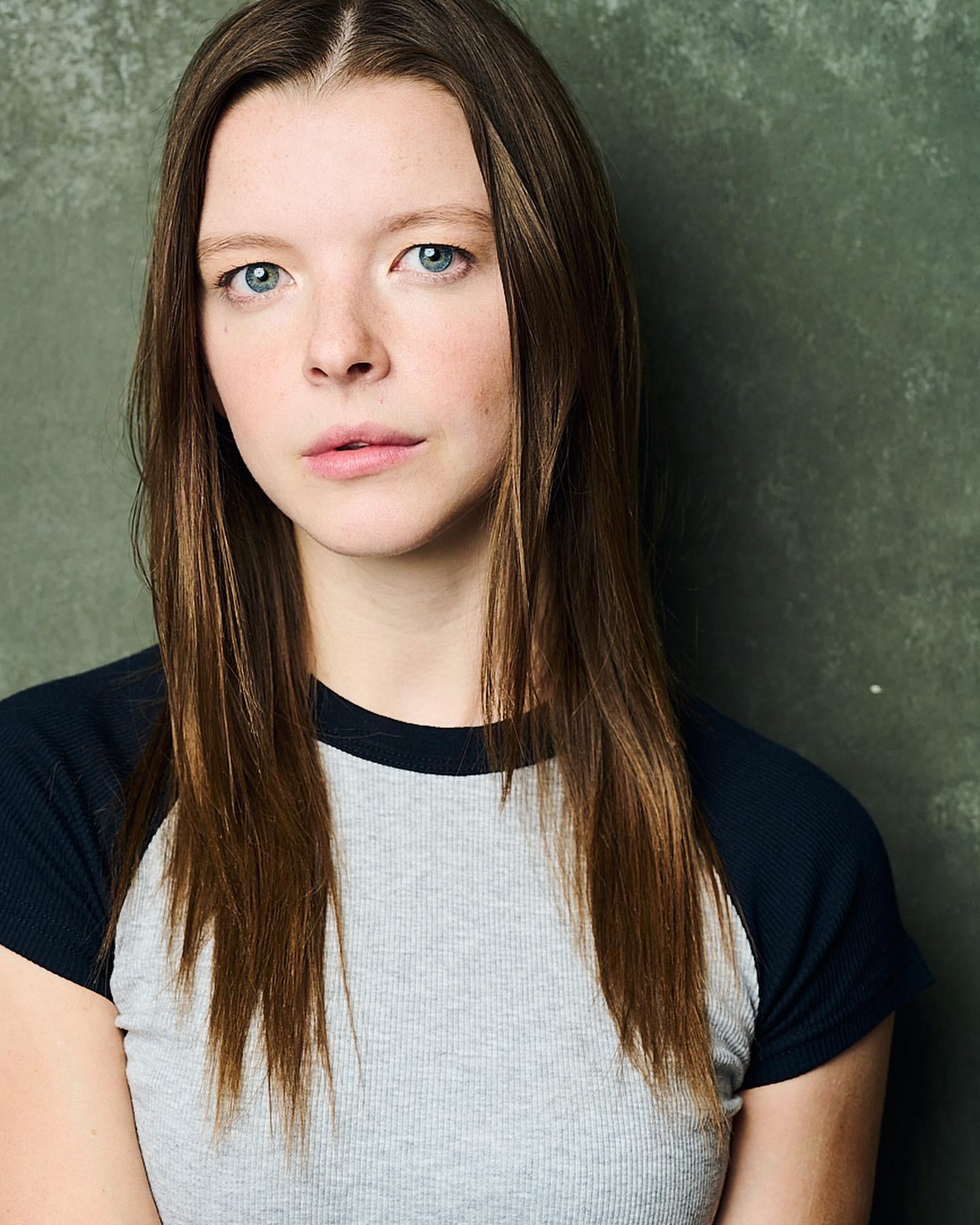 actor Carly Stewart large photo