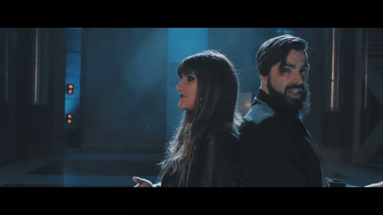 Huecco - Mirando al cielo feat. Rozalén (Videoclip oficial) background