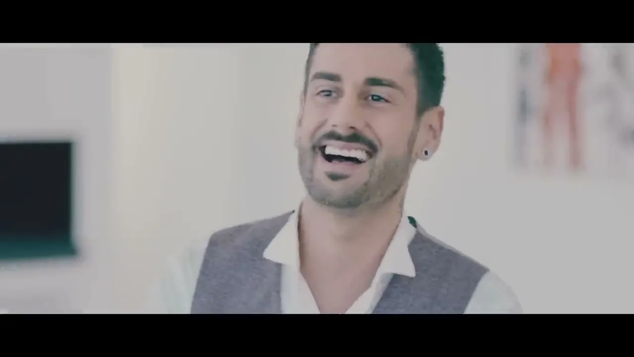 Melendi - La Casa No Es Igual (Official Music Video) background
