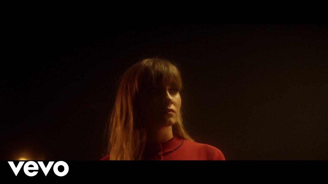 Aitana - Con La Miel En Los Labios (vídeo oficial) background