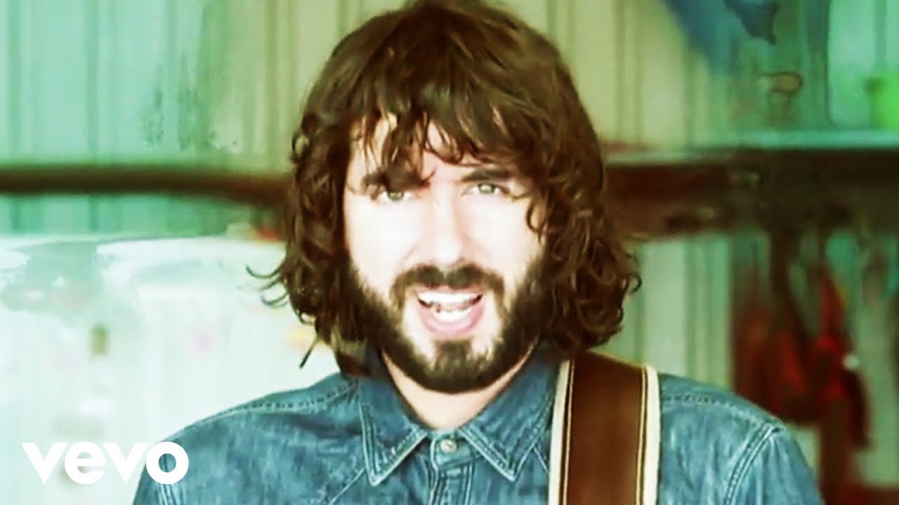 IZAL - Pánico Práctico (Video Oficial) background