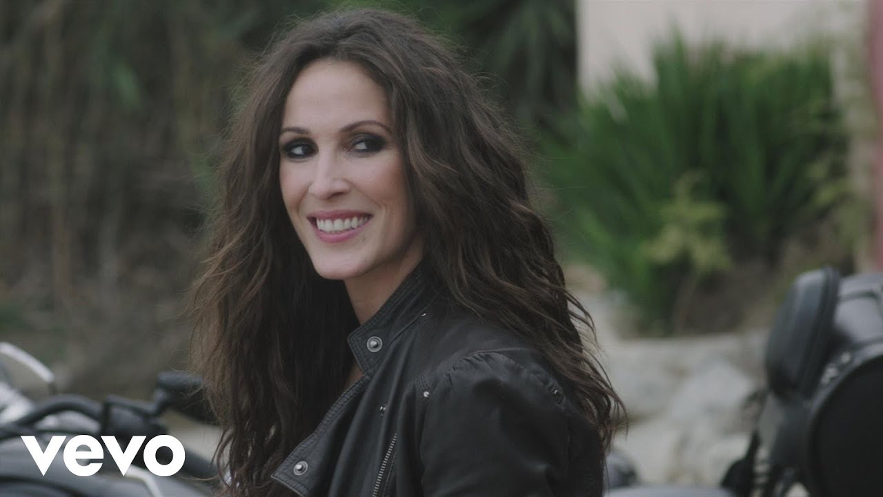 Malú - Quiero (Official Video) background
