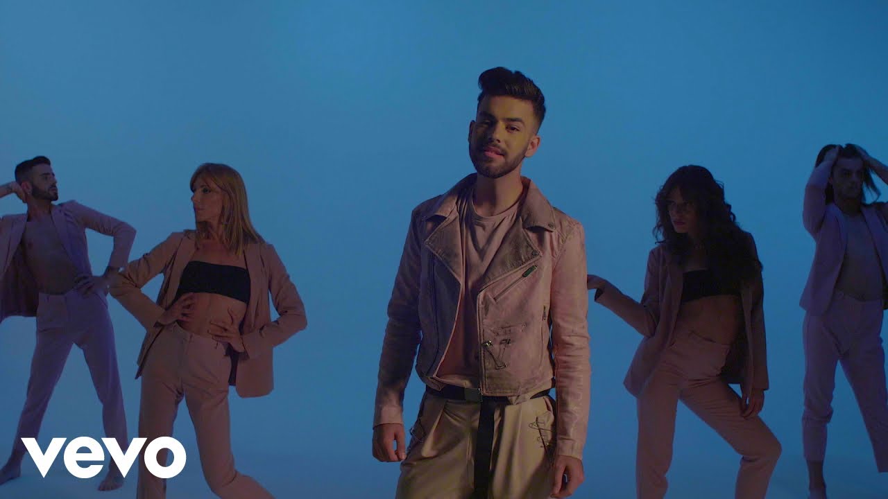 Agoney - Quizás background