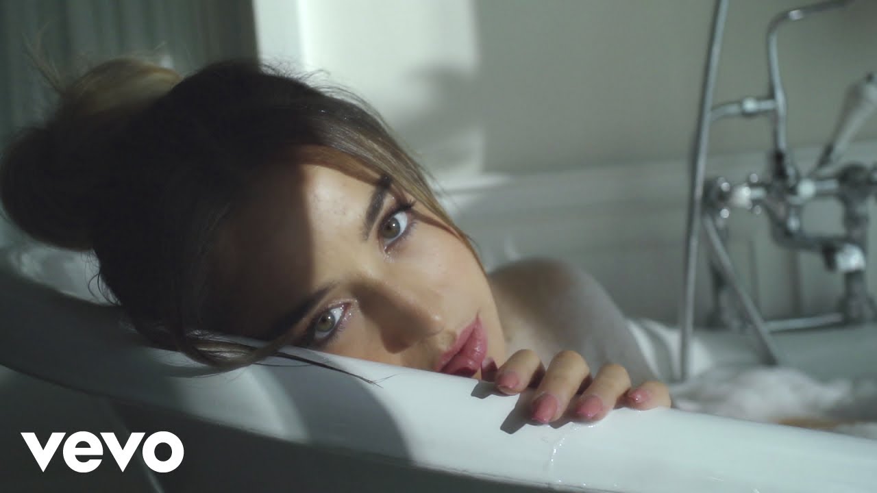 Lola Indigo - LUNA (Video Oficial) background