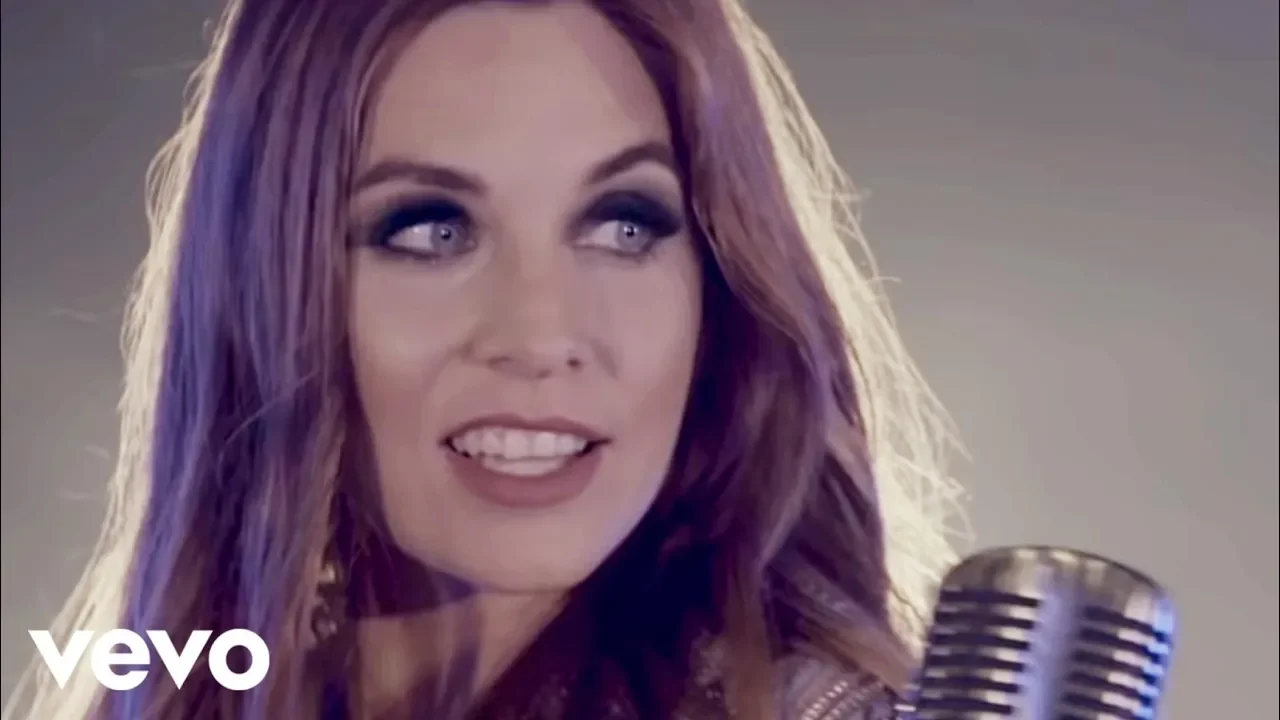 La Oreja de Van Gogh - Verano (Official Video) background