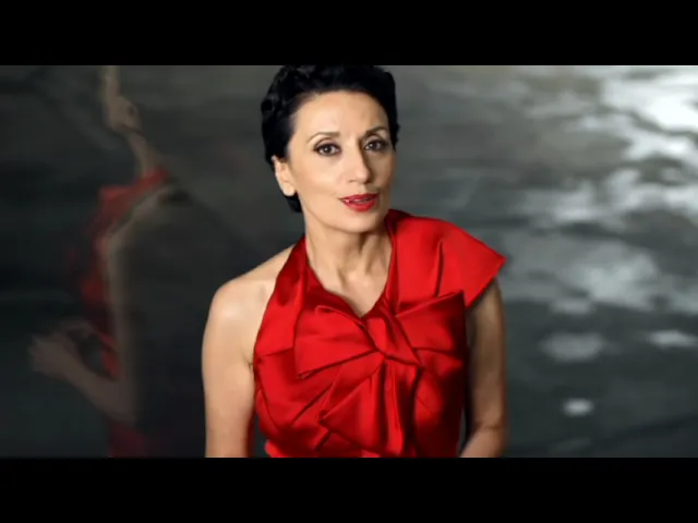 Luz Casal - Piensa En Mi background
