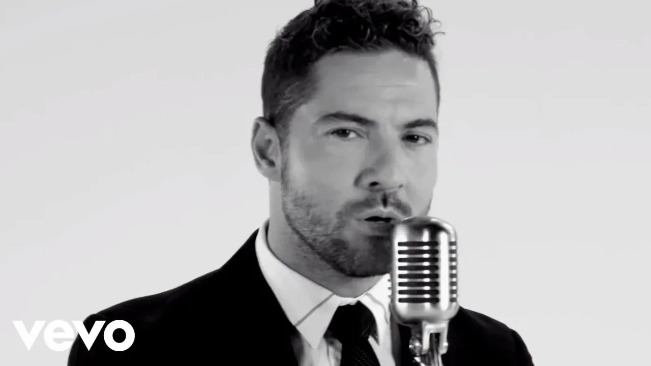 David Bisbal - Me Enamoré De Ti (Lyric Video) background