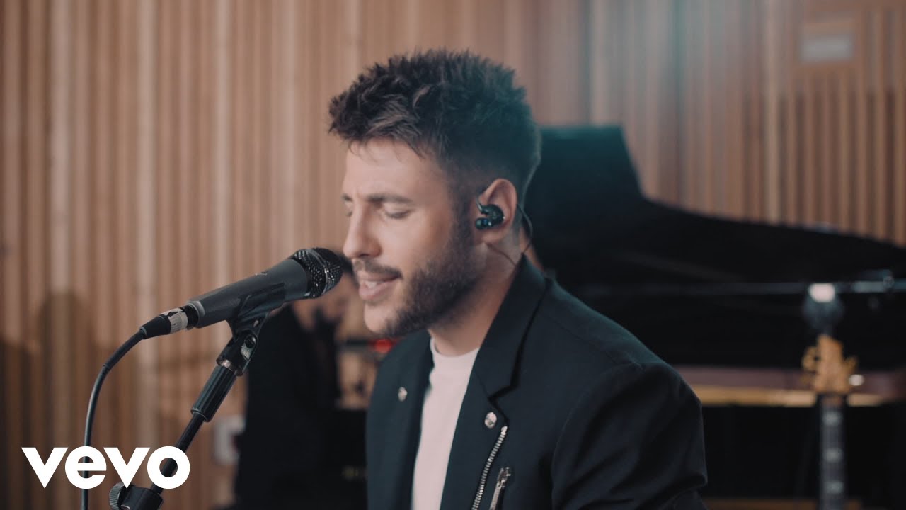 Antonio José - A Un Milímetro De Ti (En Acústico En Metropol Studios) background