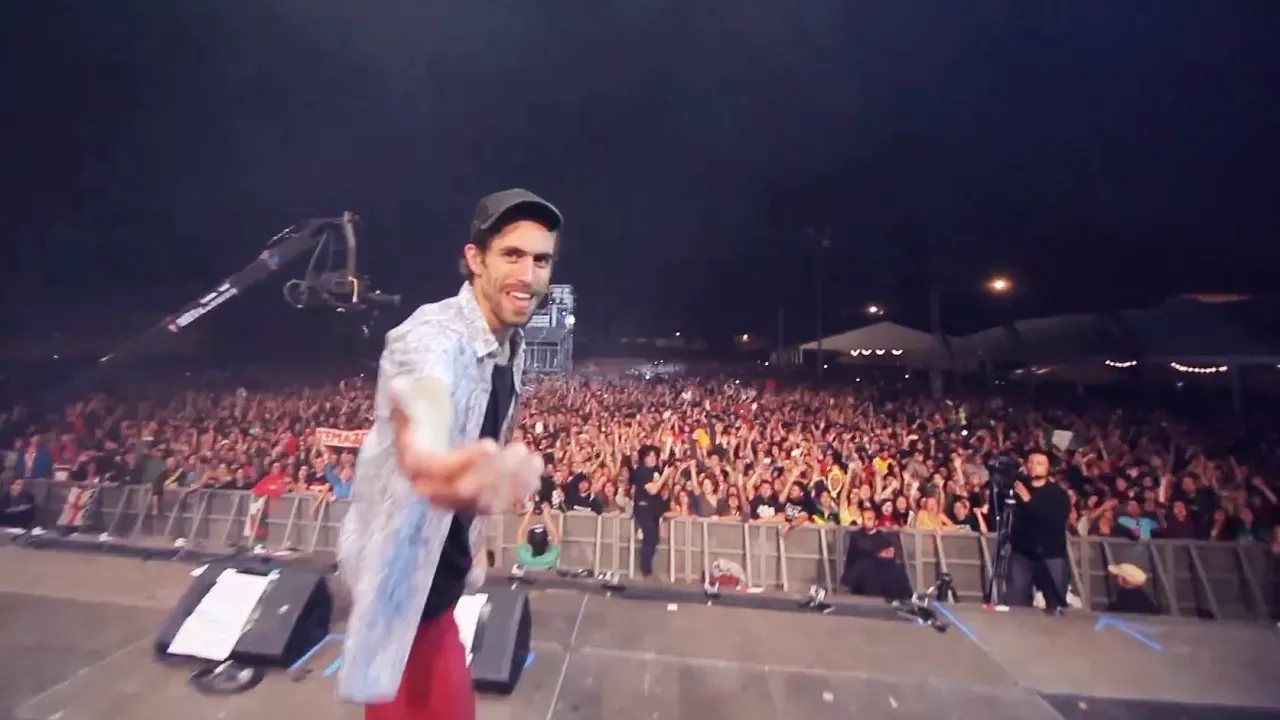 Bongo Botrako - Todos los días sale el sol (Live Oficial) background