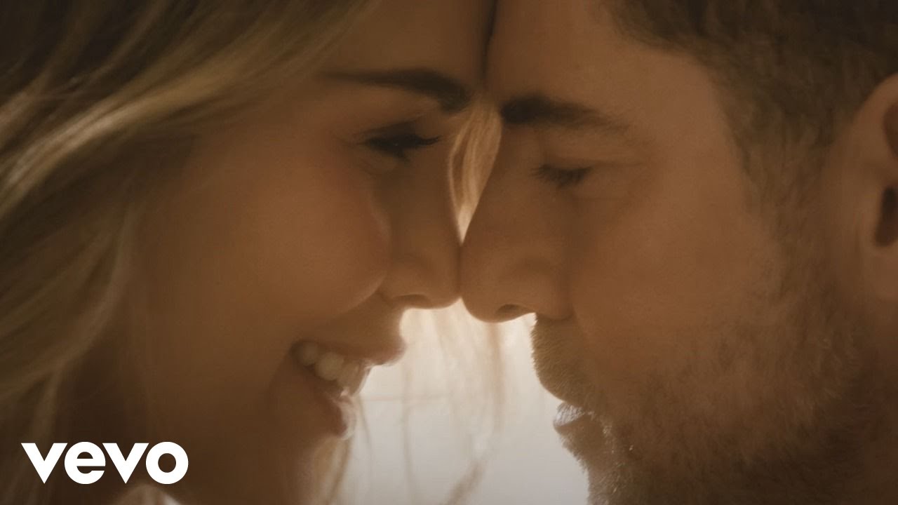 David Bisbal - Me Siento Vivo background