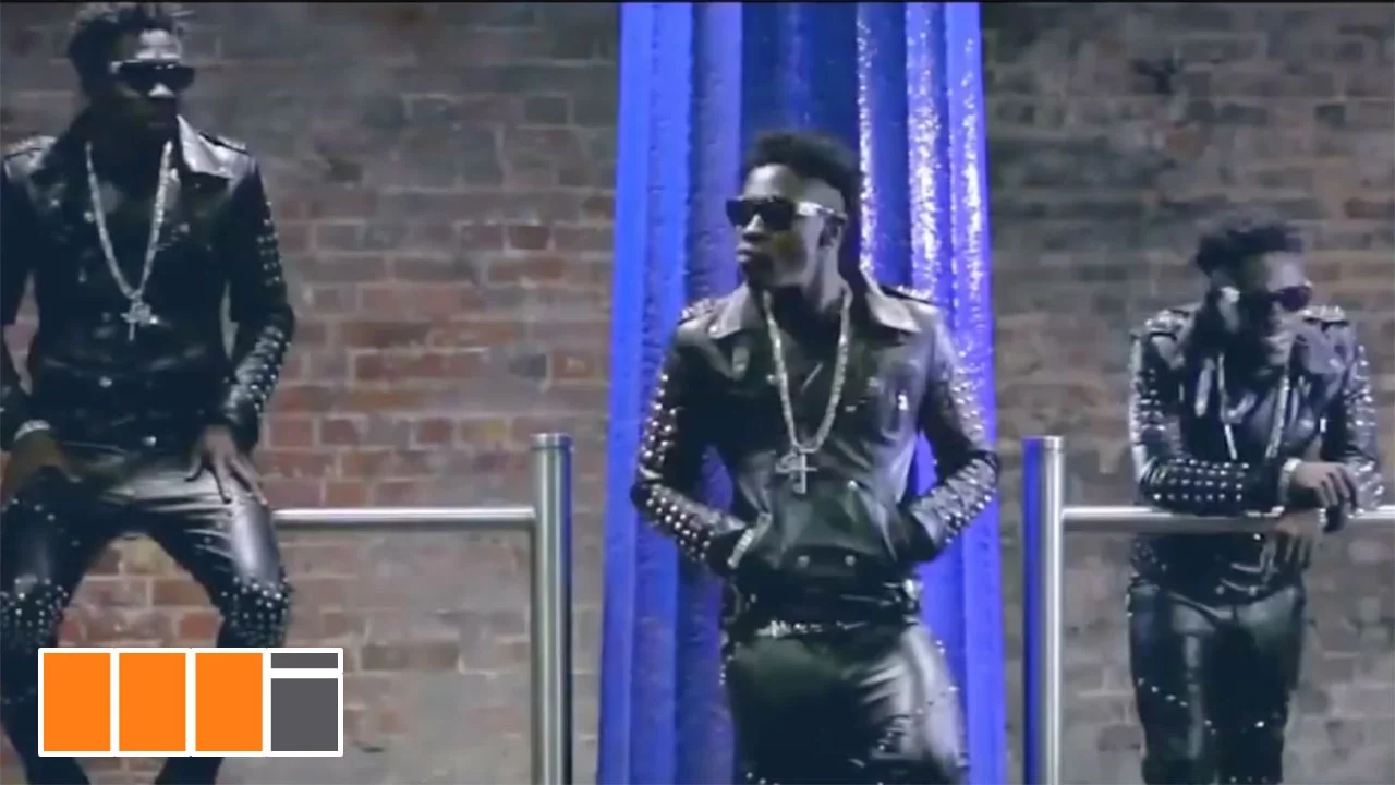 Shattta Wale - Everybody Like My Tin (Official Video) background