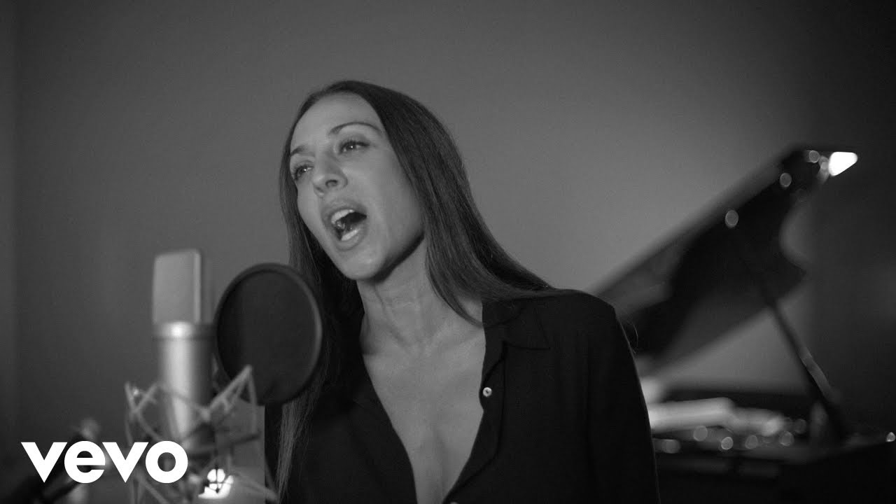 Monica Naranjo - Llévate Ahora background