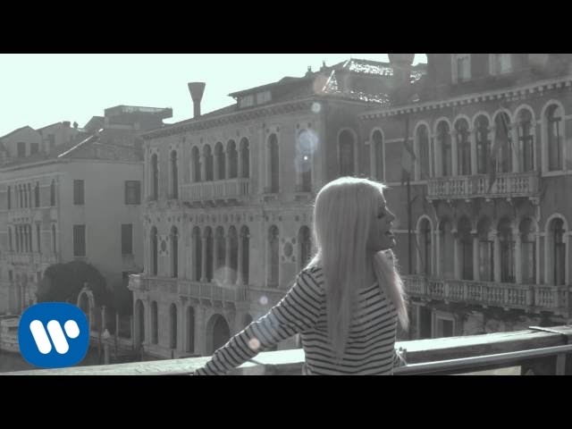 Sweet California - Vuelvo a ser la rara (Videoclip oficial) background
