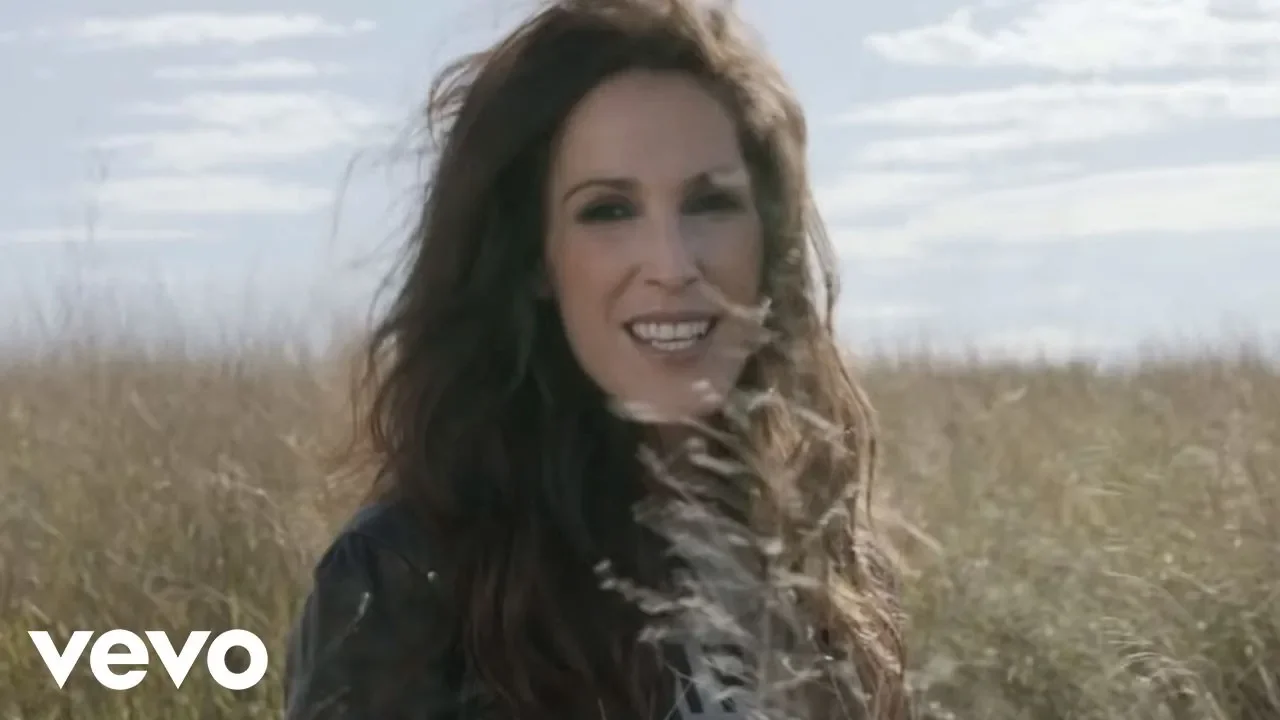 Malú - Encadenada a Ti (Official Video)