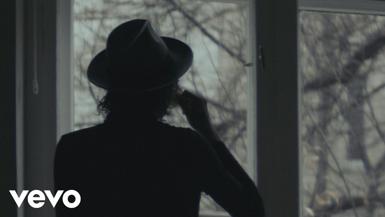 Leiva - Los Cantantes background