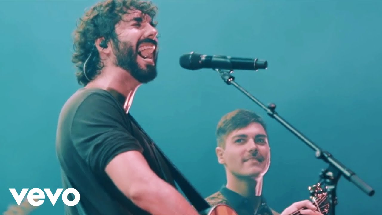 IZAL - La Mujer de Verde ft. Miss Caffeina (En Directo) background