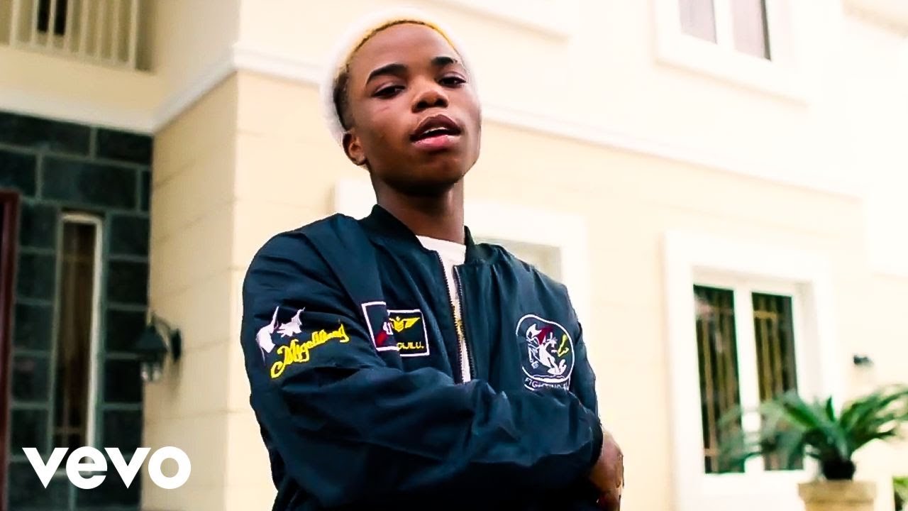 Lyta - Selfmade (Official Video) background