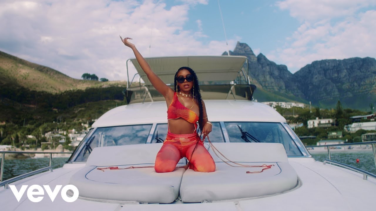 Elaine - Right Now (Official Video) background