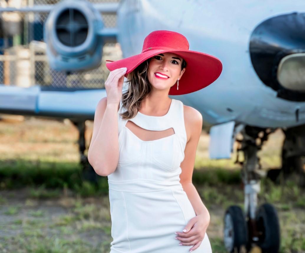 actor Annie Lain large photo