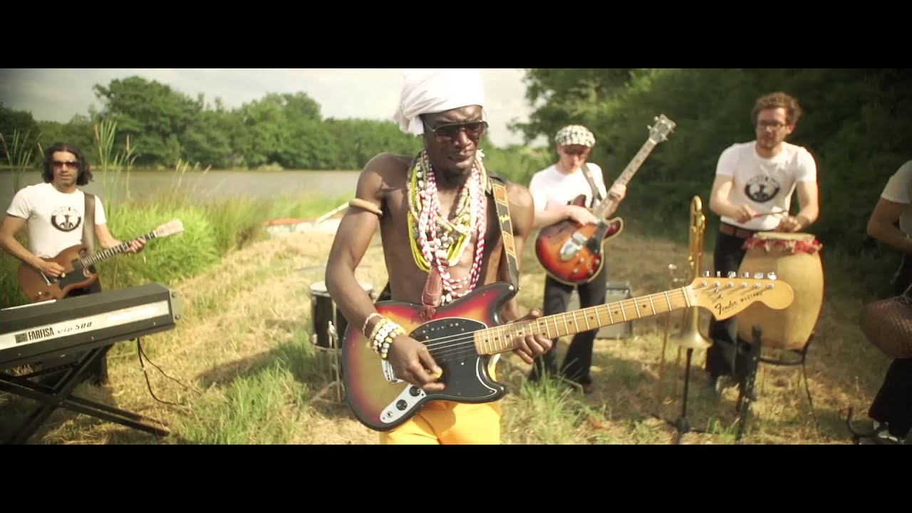 Vaudou Game - Pas Contente - (official video) background