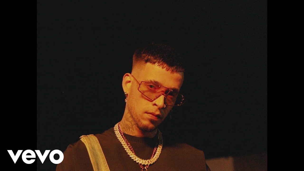 Maikel Delacalle - Se Va Pero Vuelve background