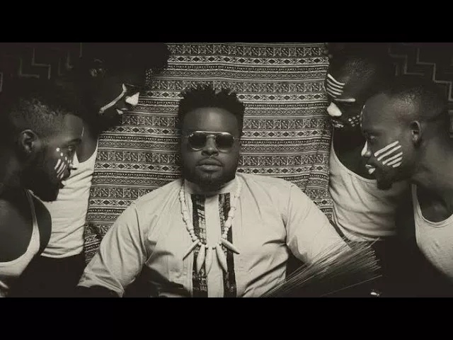 Locko - Danse Avec Moi (Official Video) background