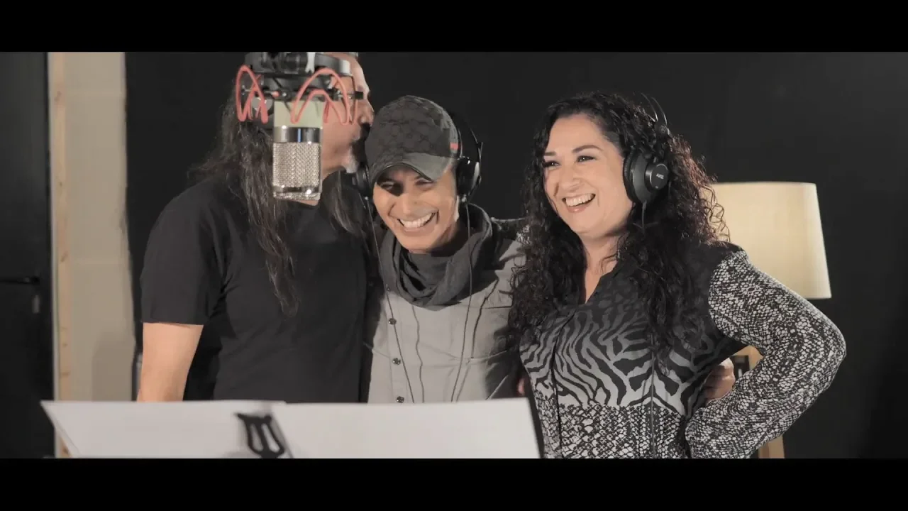Camela - Por siempre tu y yo ft. Pitingo (Lyric Video) background