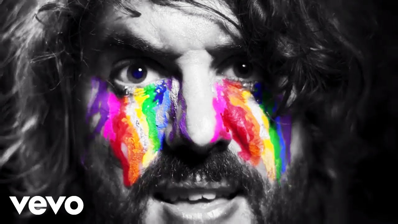 IZAL - Los Seres Que Me Llenan (Video Oficial) background