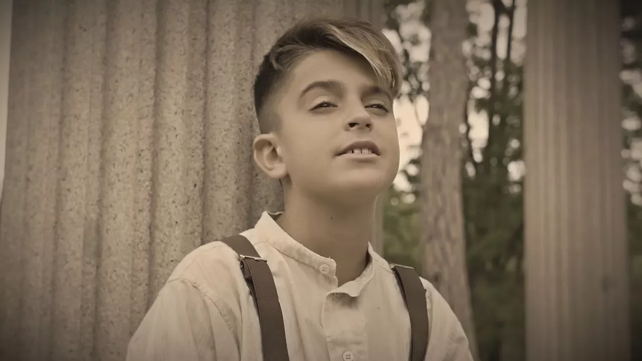 Adexe y Nau - Podemos Ser Felices (Videoclip Oficial) background
