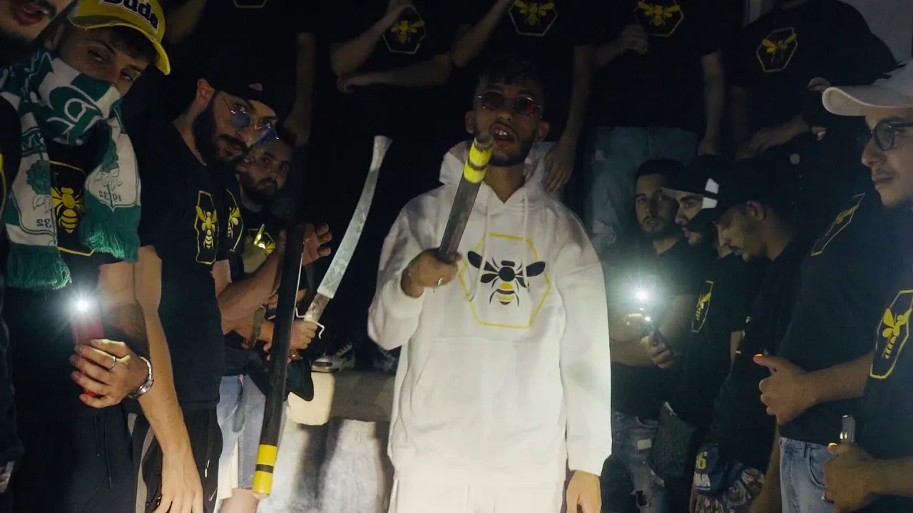 Mc Pissco - Abeille (Official Music Vidéo) background