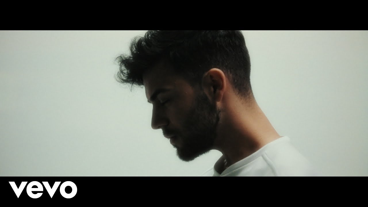 Agoney - MÁS background