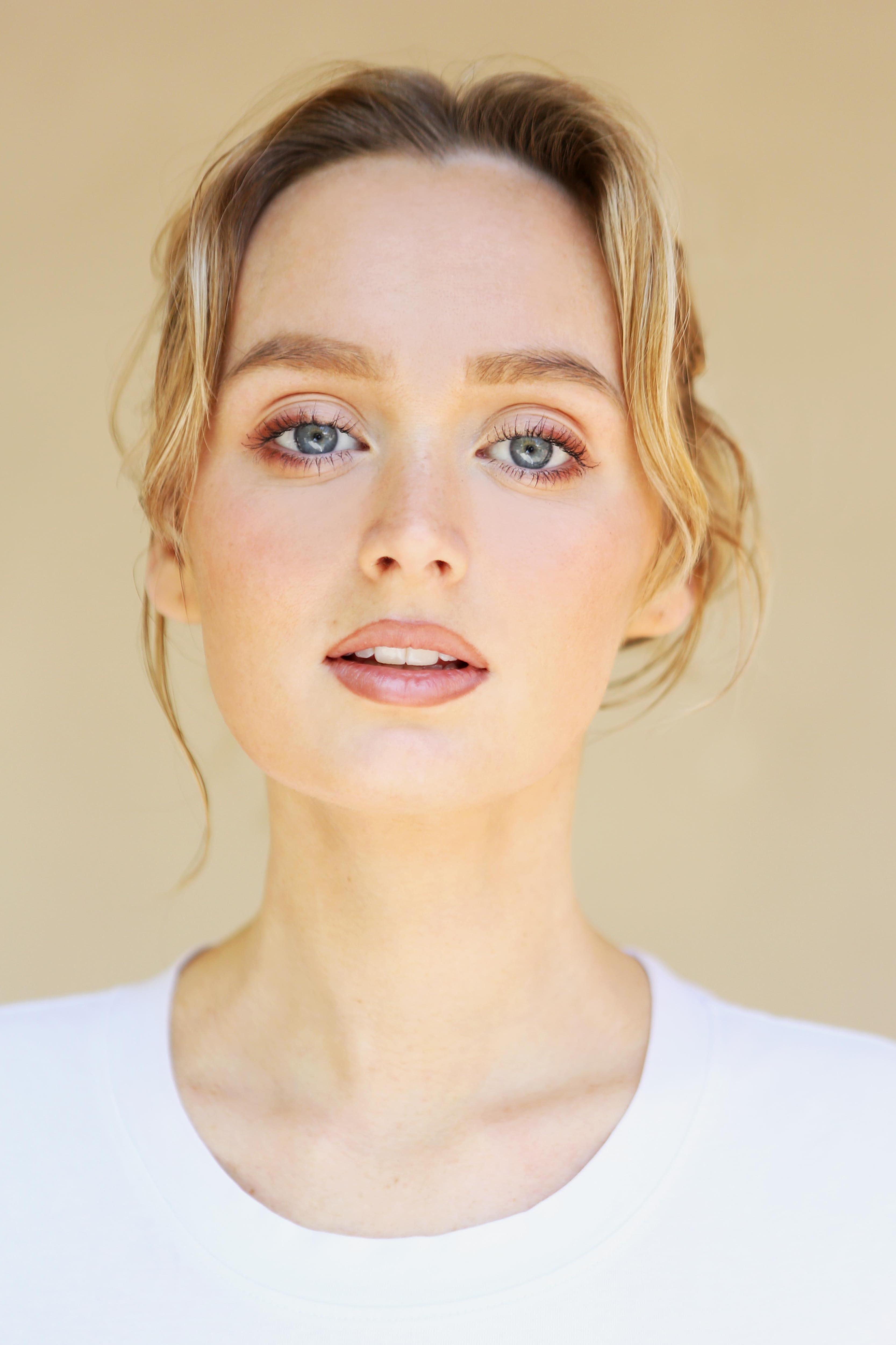 actor Hayley Bellamy large photo