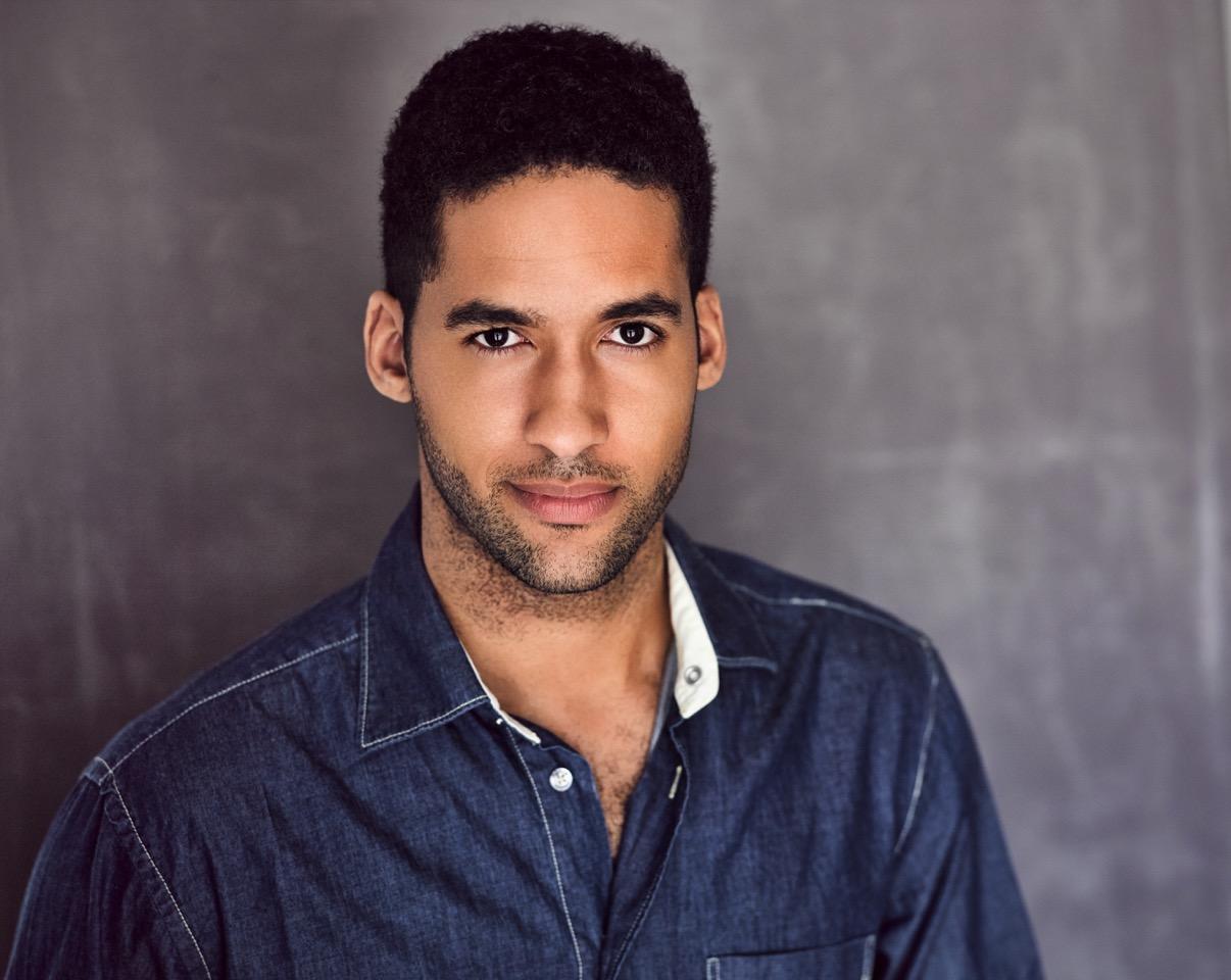 actor Robert Mitchell large photo