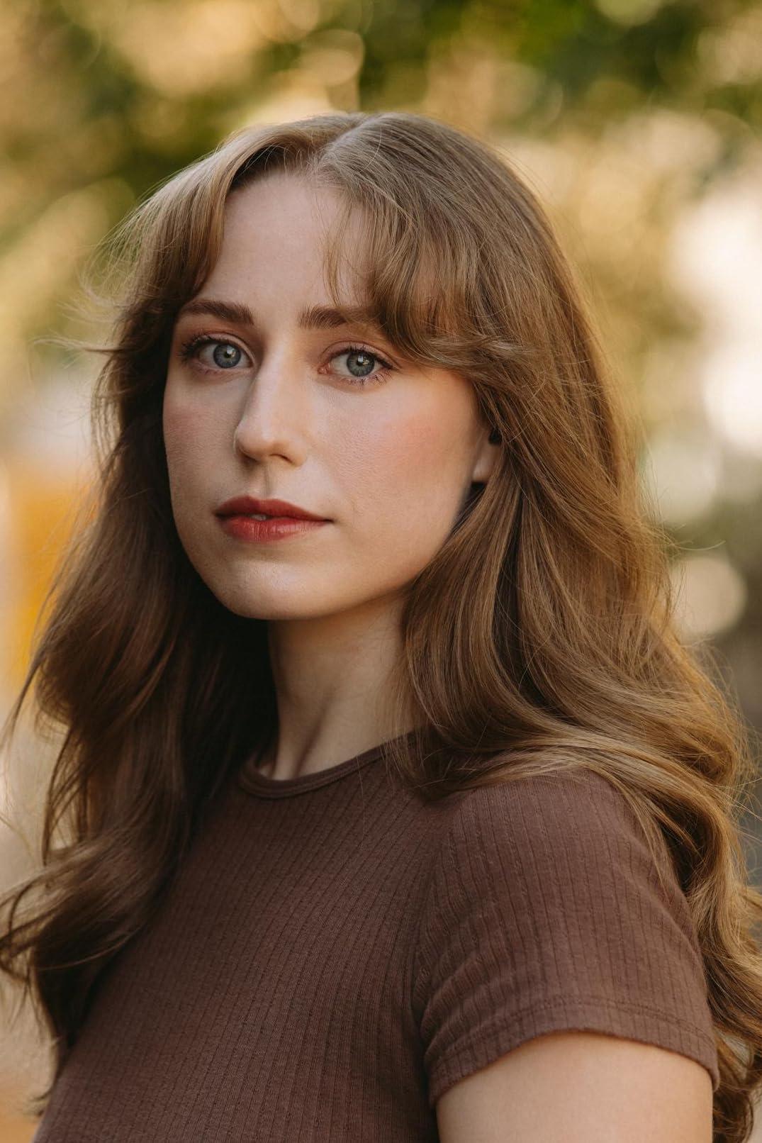 actor Holly Monks large photo