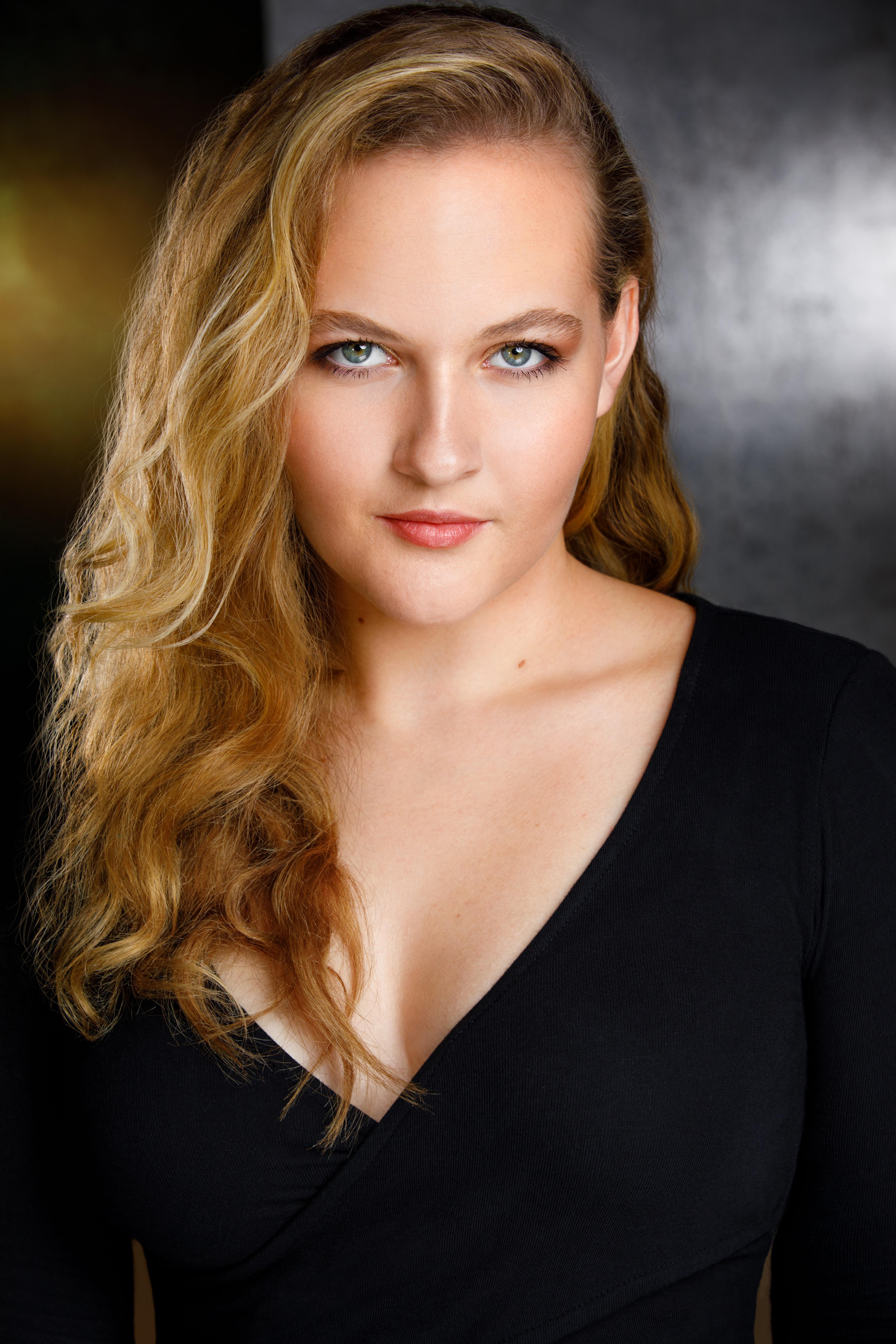 actor Lisa Butala large photo