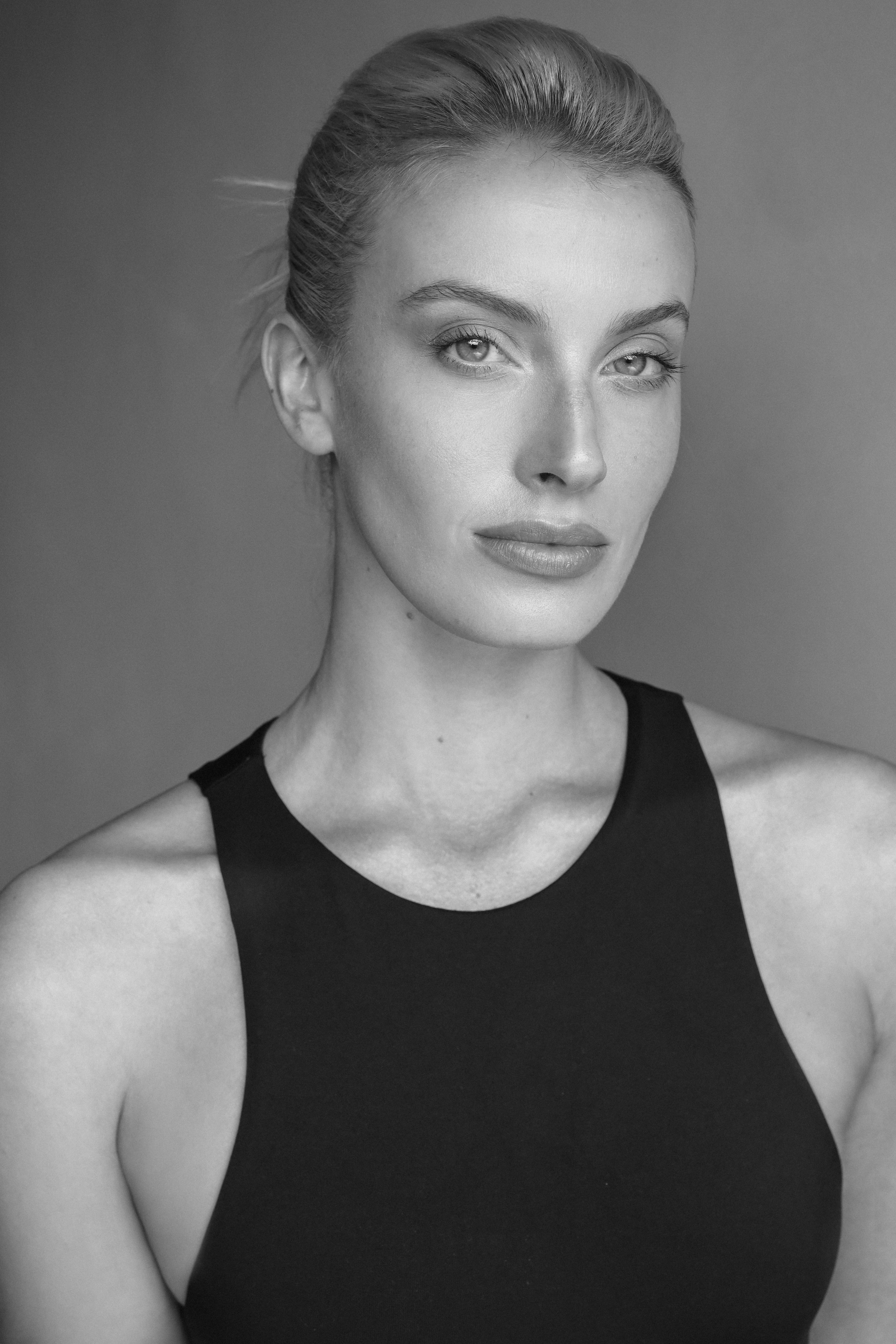 actor Laura Lakshmi large photo