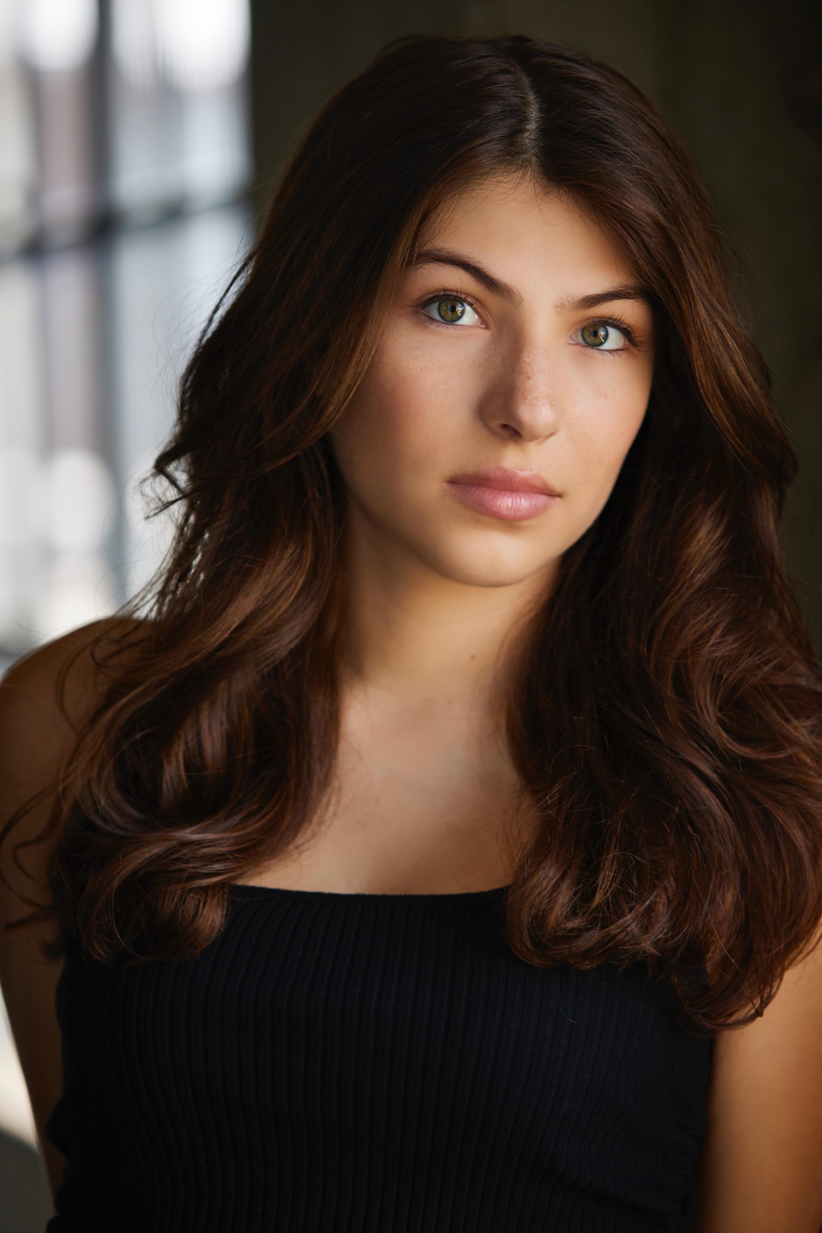 actor Maya Mohaupt large photo