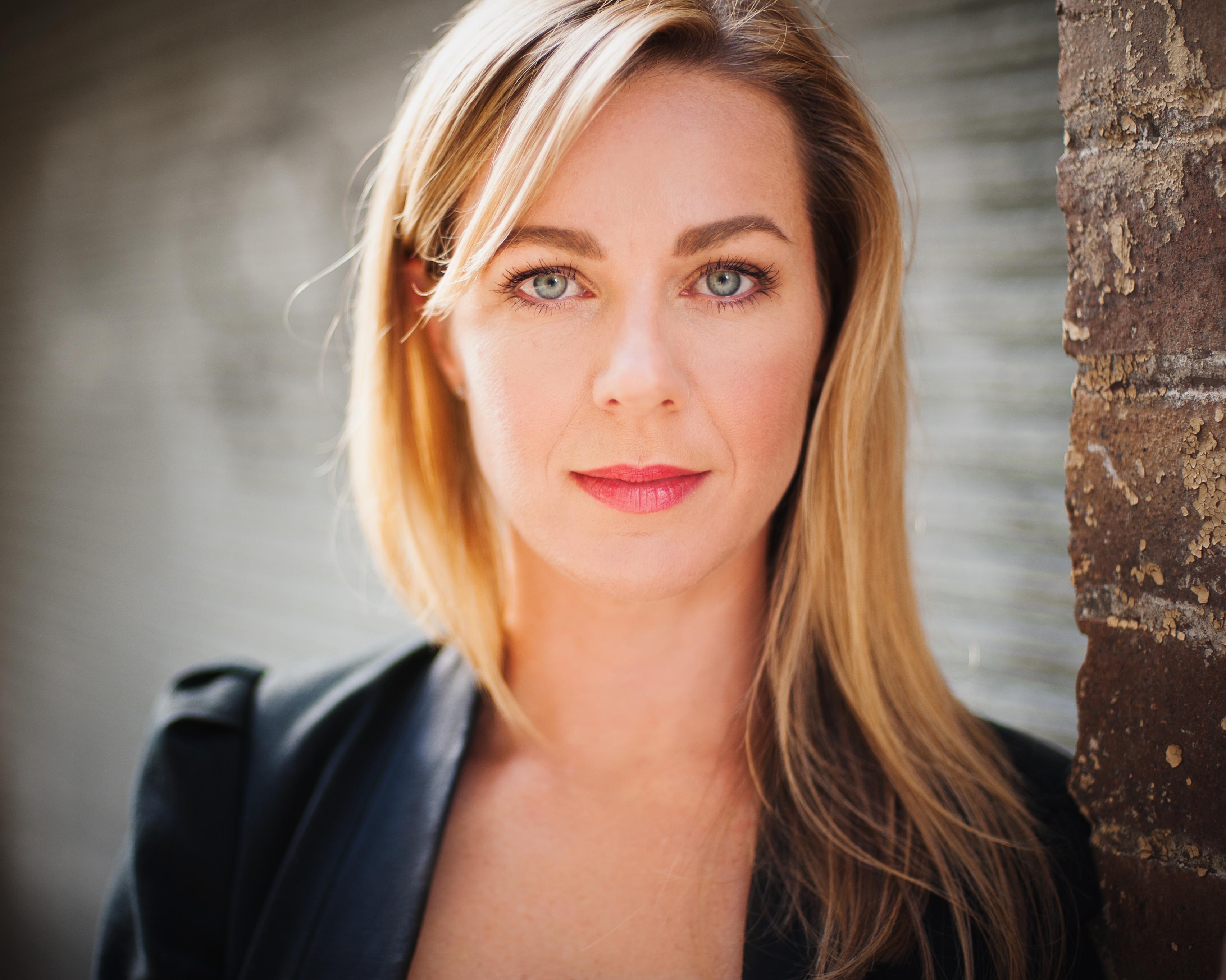 actor Joanne Hunt large photo