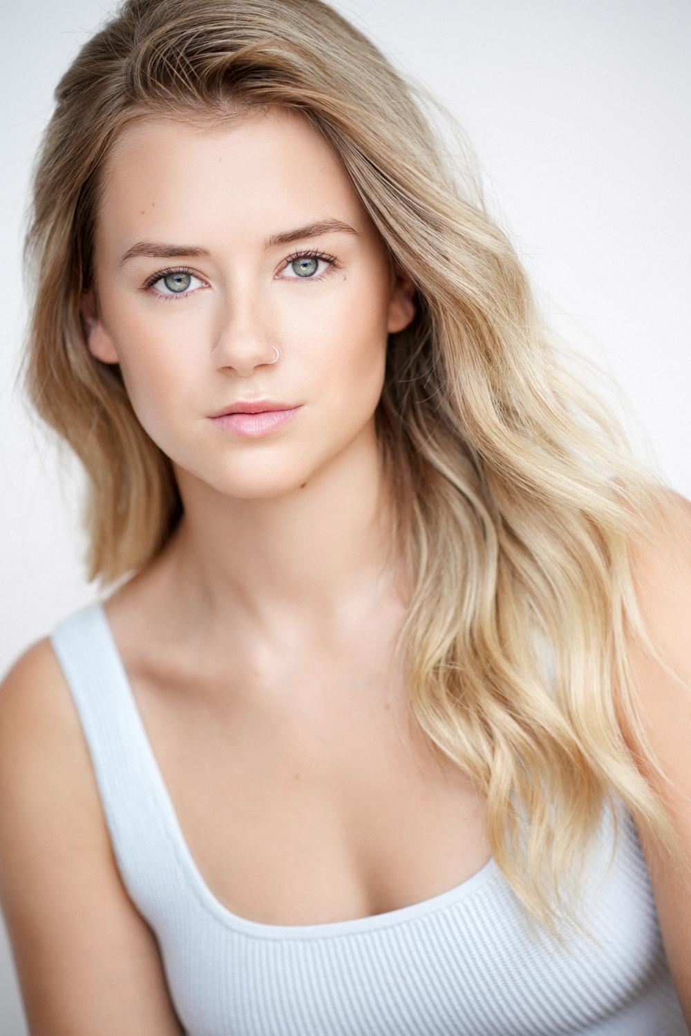 actor Molly Saunders large photo