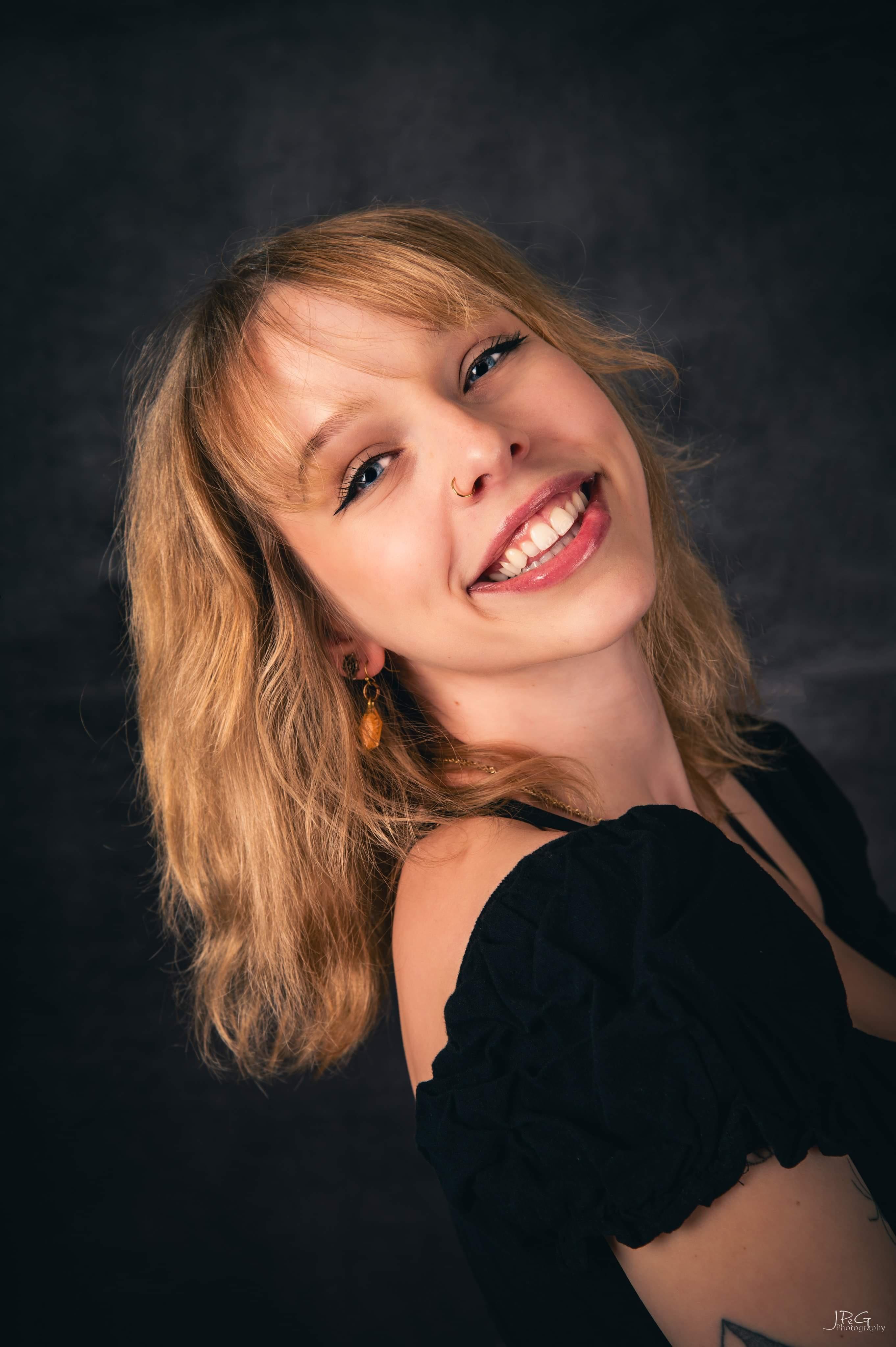 actor Mia Katz large photo