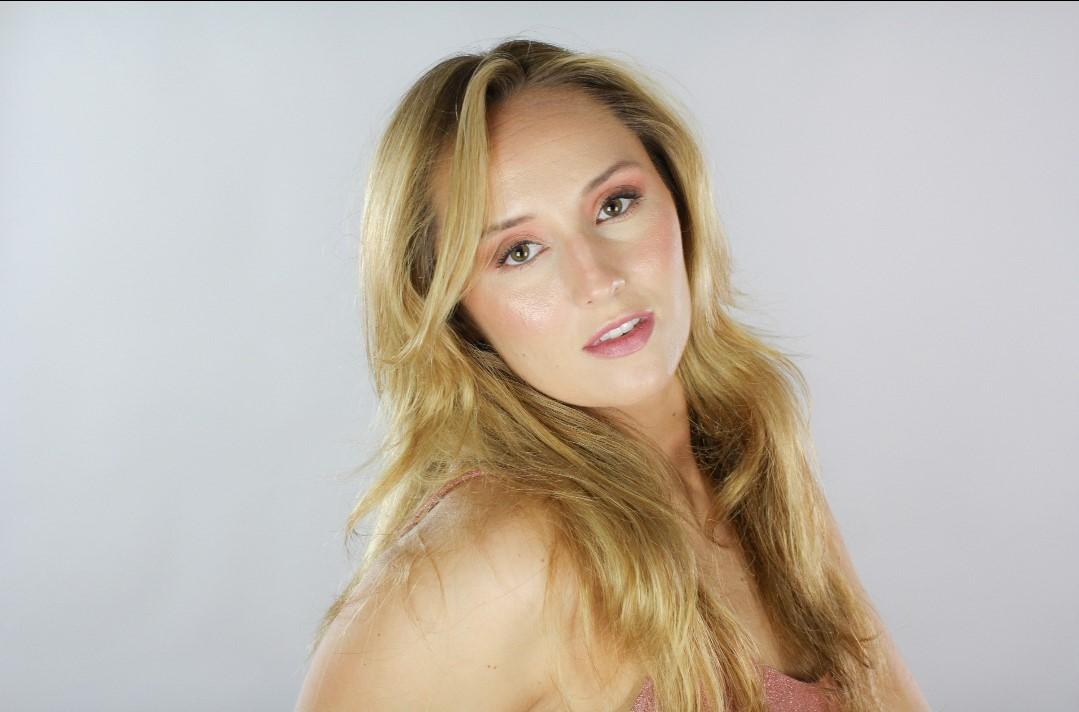 actor Mariel Blain large photo