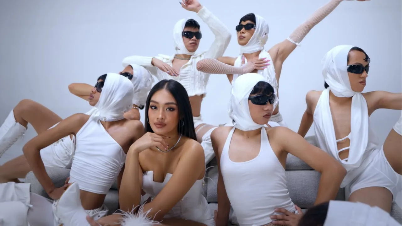 dia maté - Ganda Gandahan (Official Music Video) background