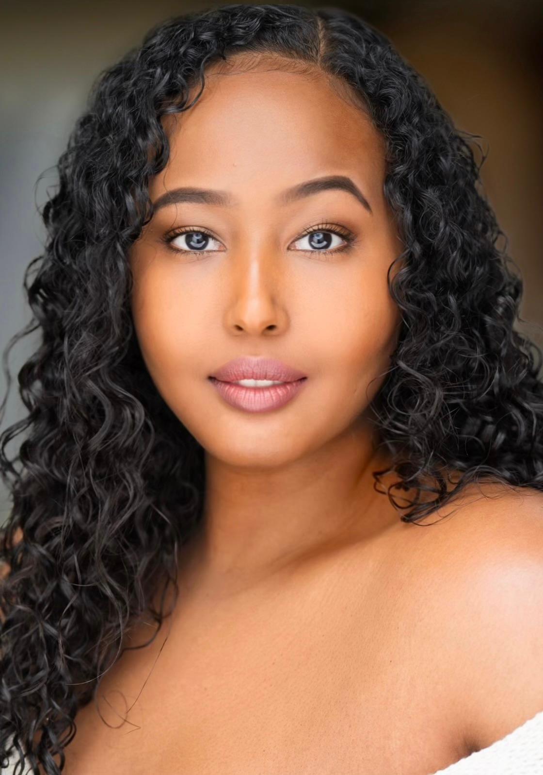 actor Mia Dirir large photo