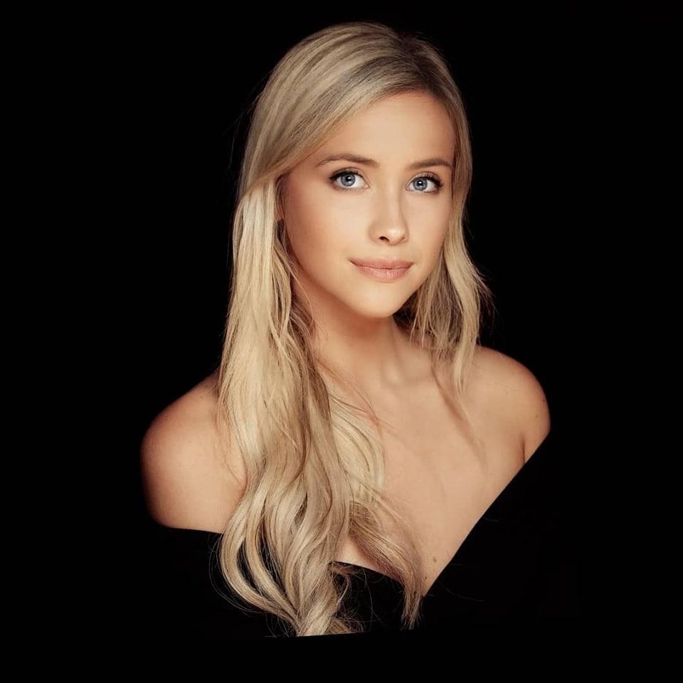 actor Emily Mogilner large photo