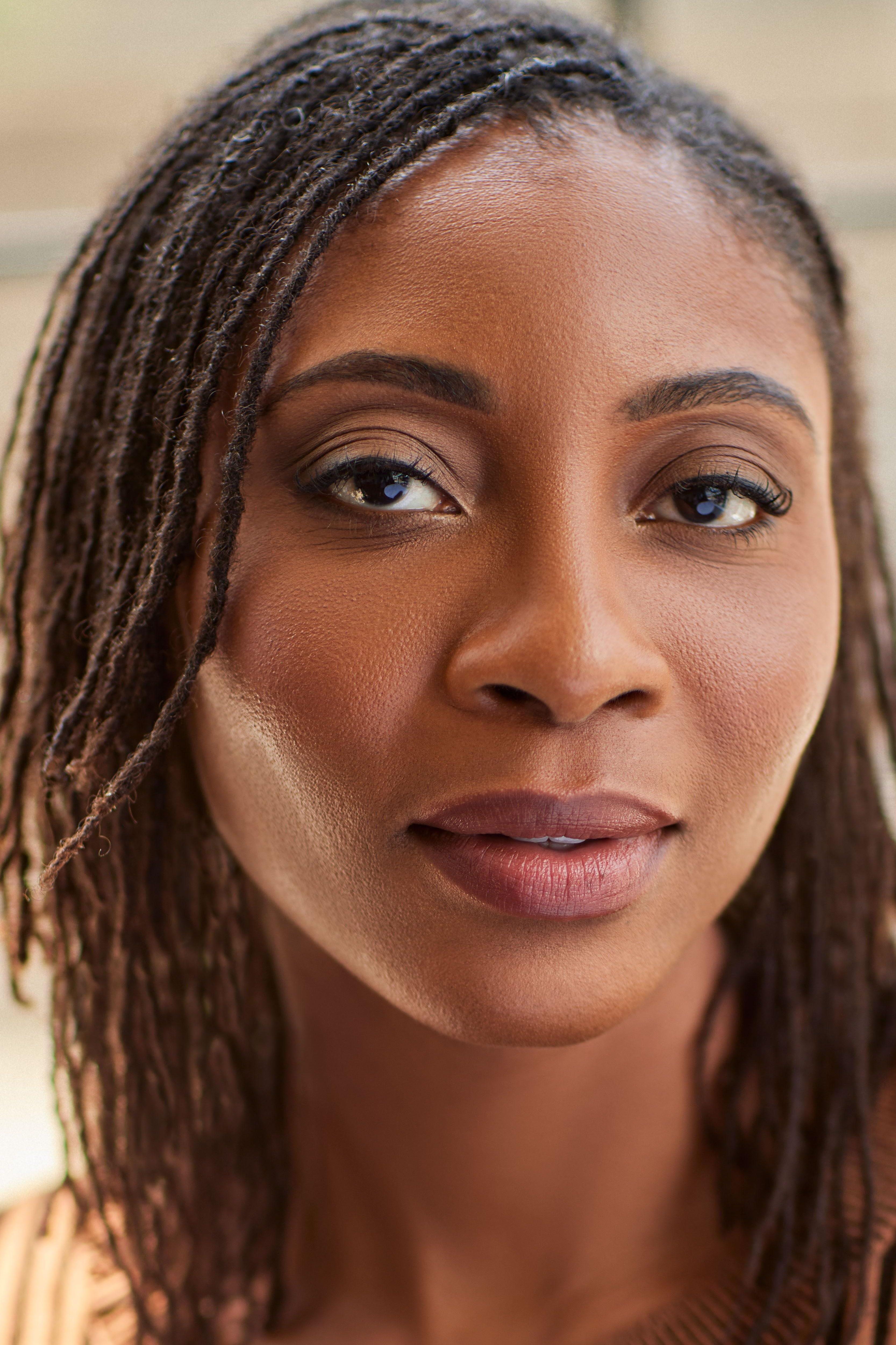 actor Raisa D'Oyley large photo