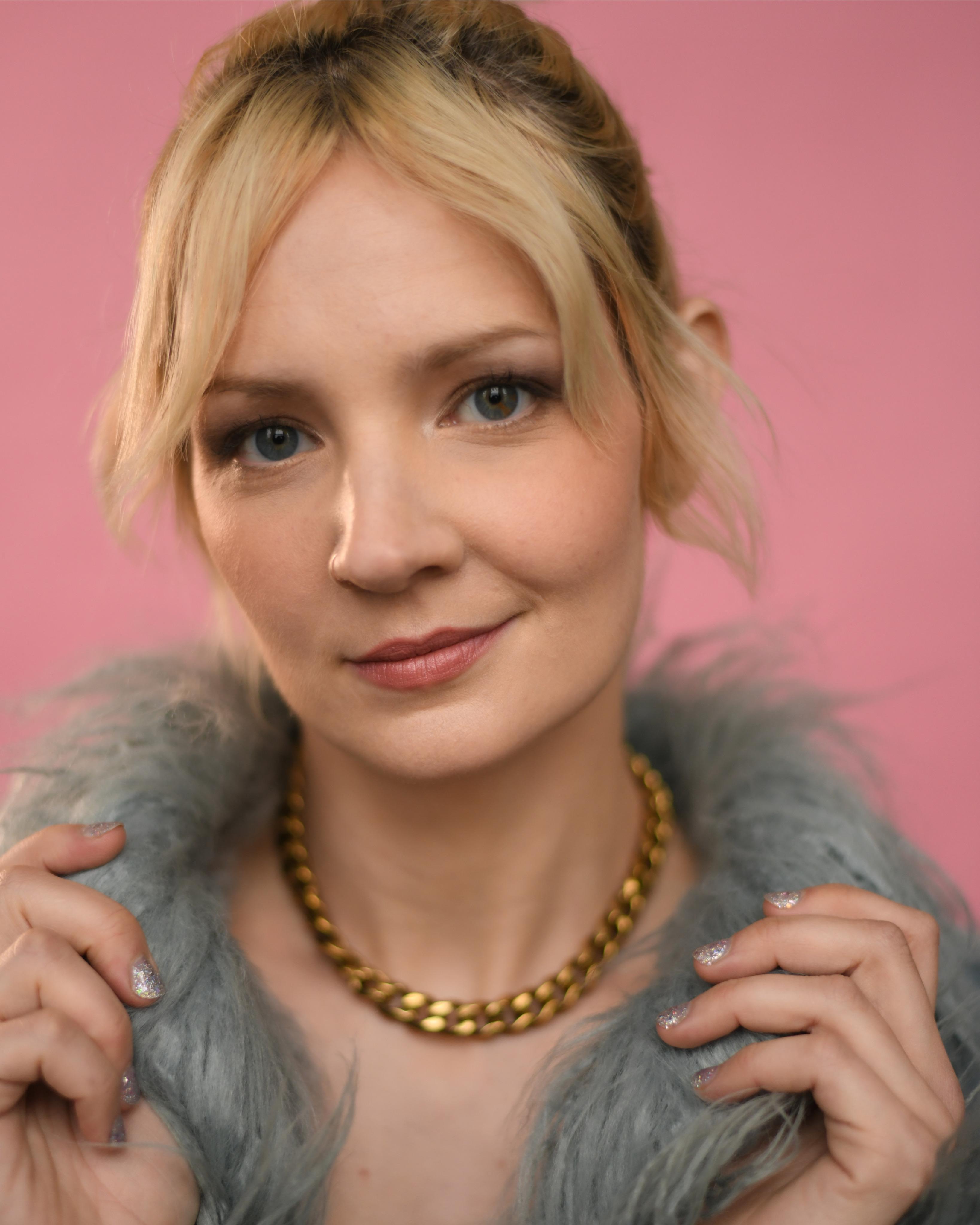 actor Angie Shriner large photo