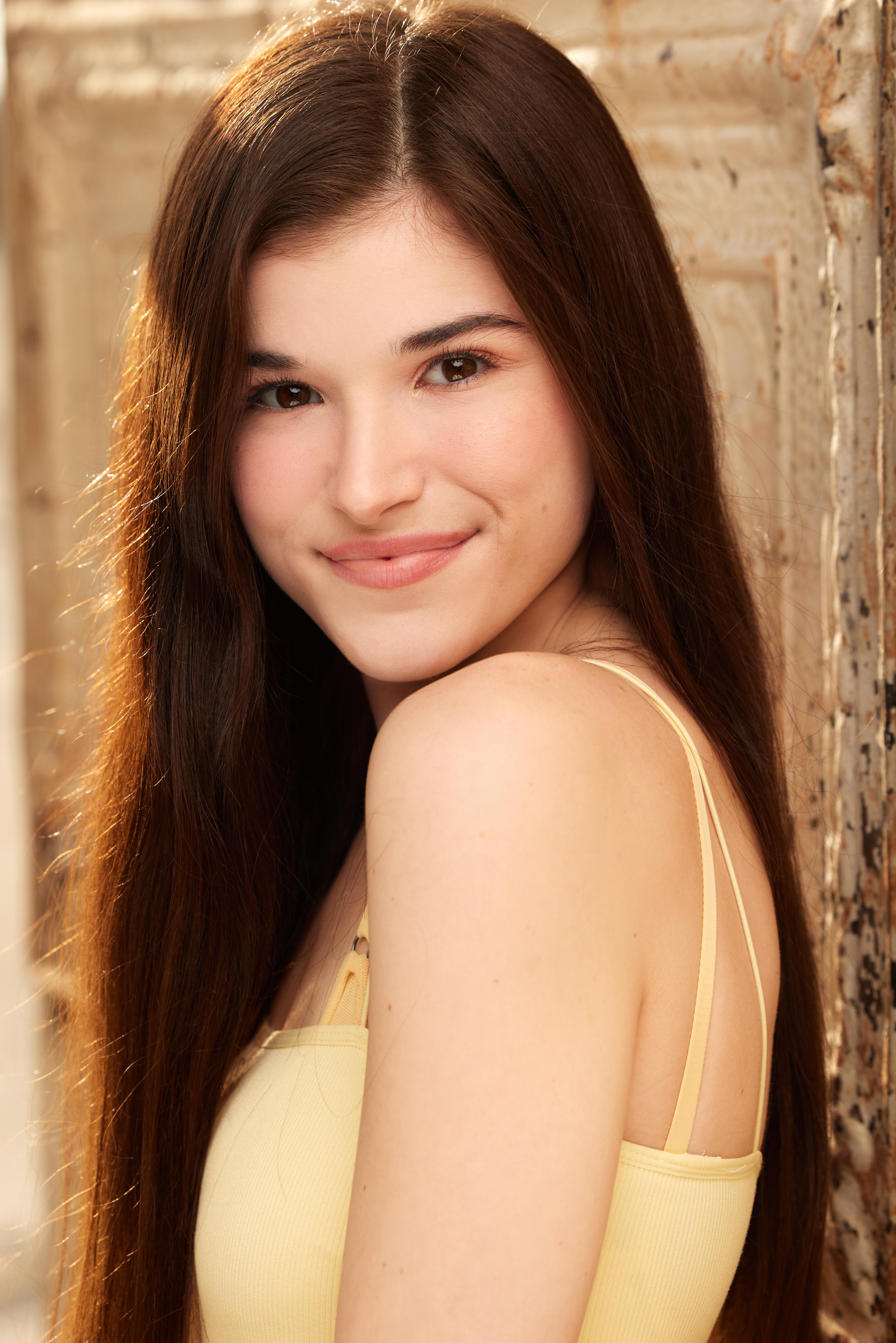 actor Chloe Sciore large photo