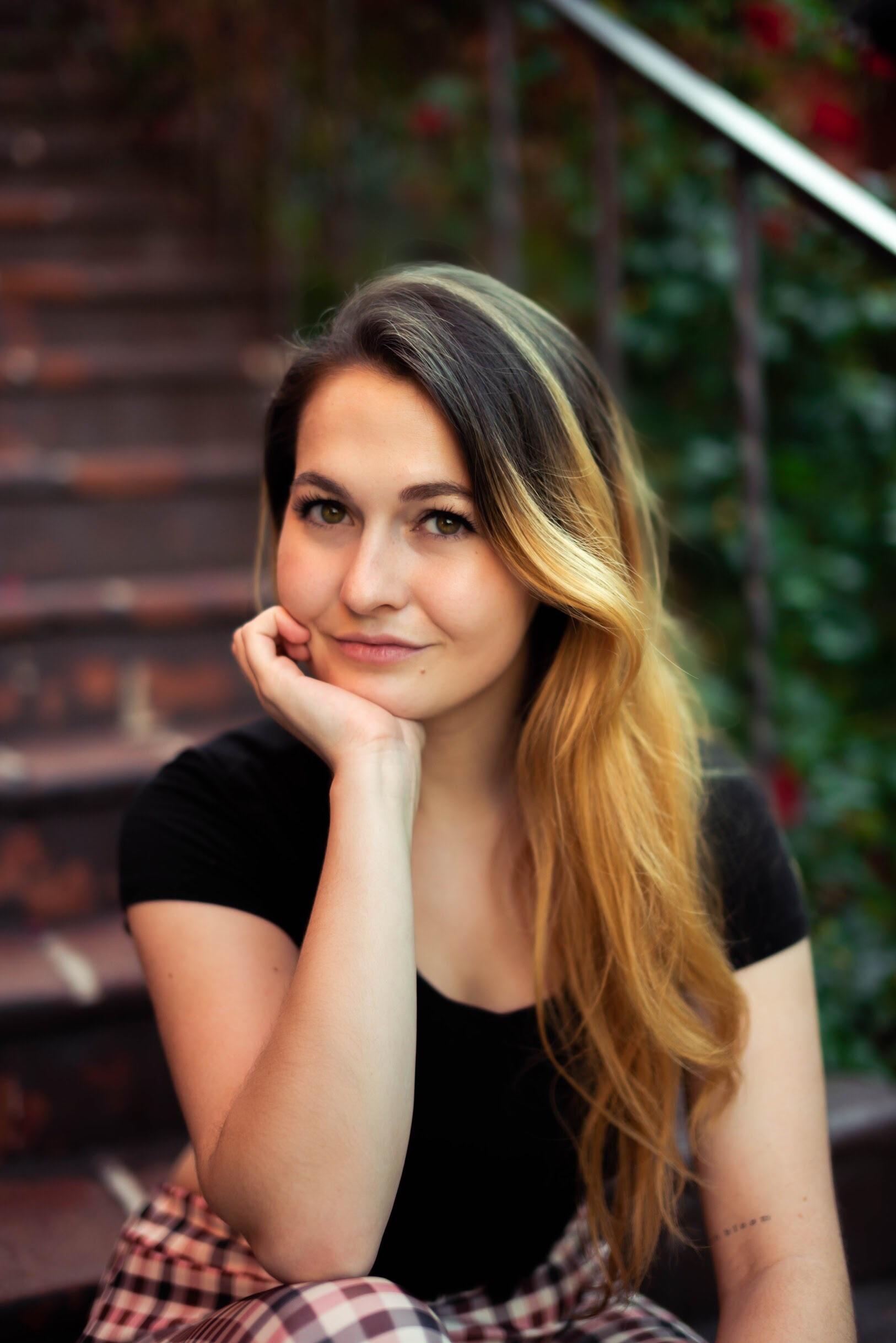 actor Erin Sanderson large photo