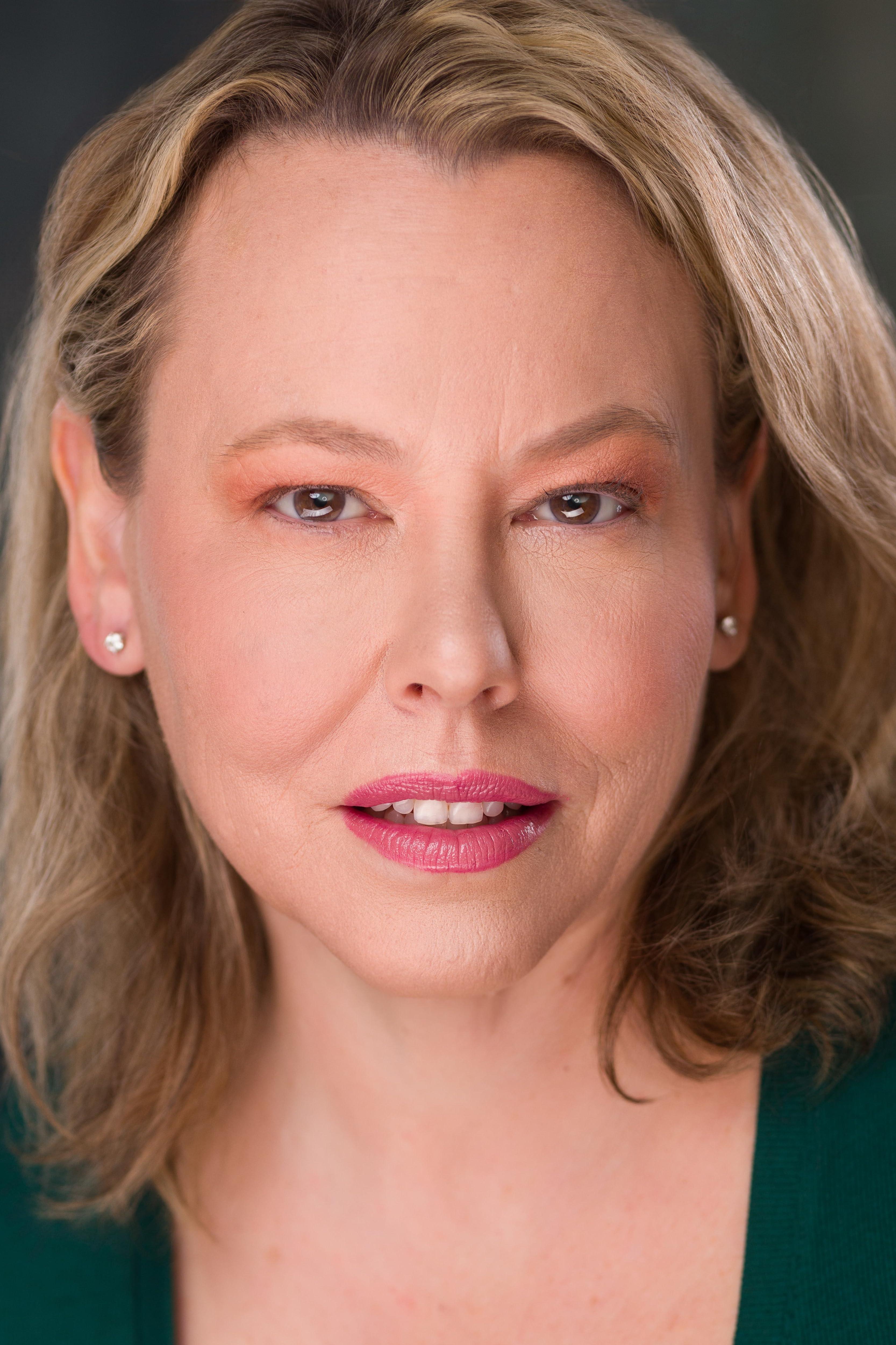 actor Julie Lucido large photo