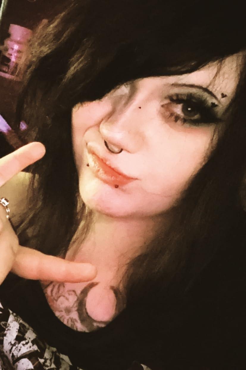 actor Bella Fawn Crow large photo